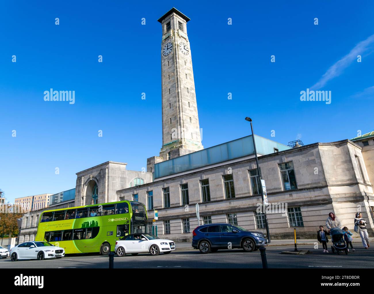 Verkehr auf der Straße durch den Uhrturm des stadtrats der stadtverwaltung, Southampton, Hampshire, England, Großbritannien Stockfoto