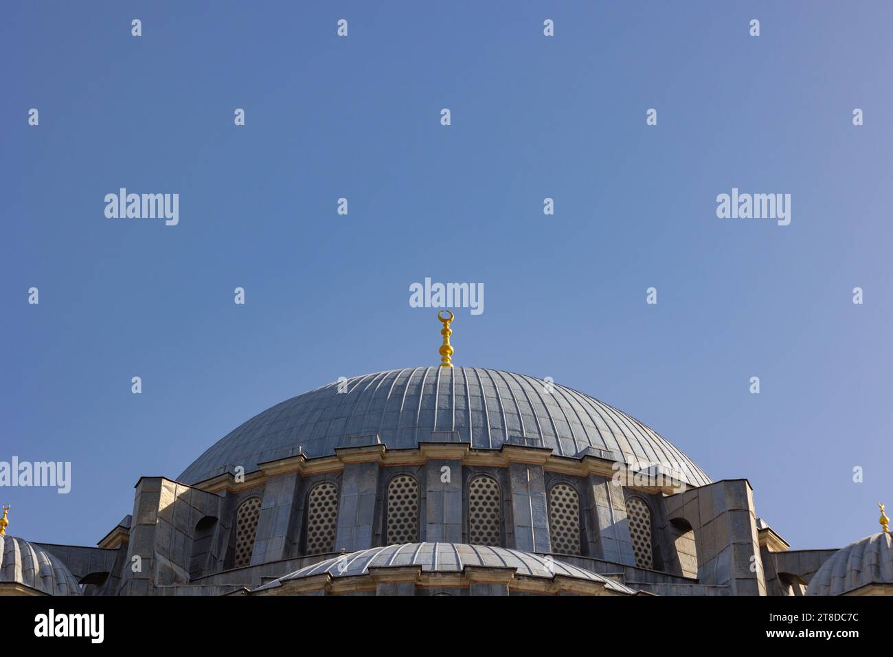 Kuppel der Suleymaniye Moschee isoliert am blauen Himmel. Ramadan oder islamisches Konzept Foto. Hintergrundfoto der osmanischen Architektur. Stockfoto