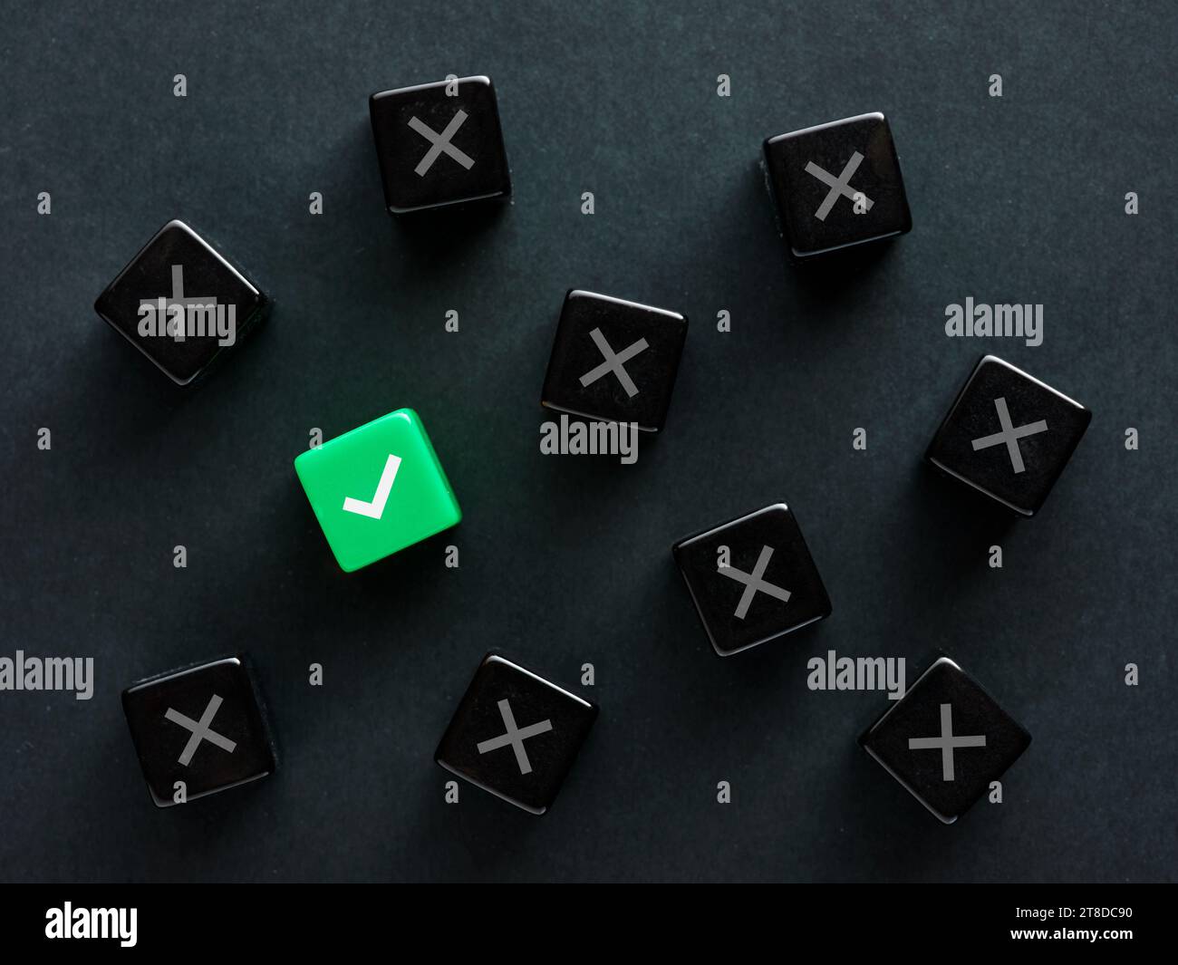 Die richtige Lösung finden oder die richtige Antwort finden. Genehmigung. Stimmen Sie mit Ja. Beste Entscheidung, beste Wahl oder Option. Häkchen- und Kreuzsymbole auf Schwarz Stockfoto