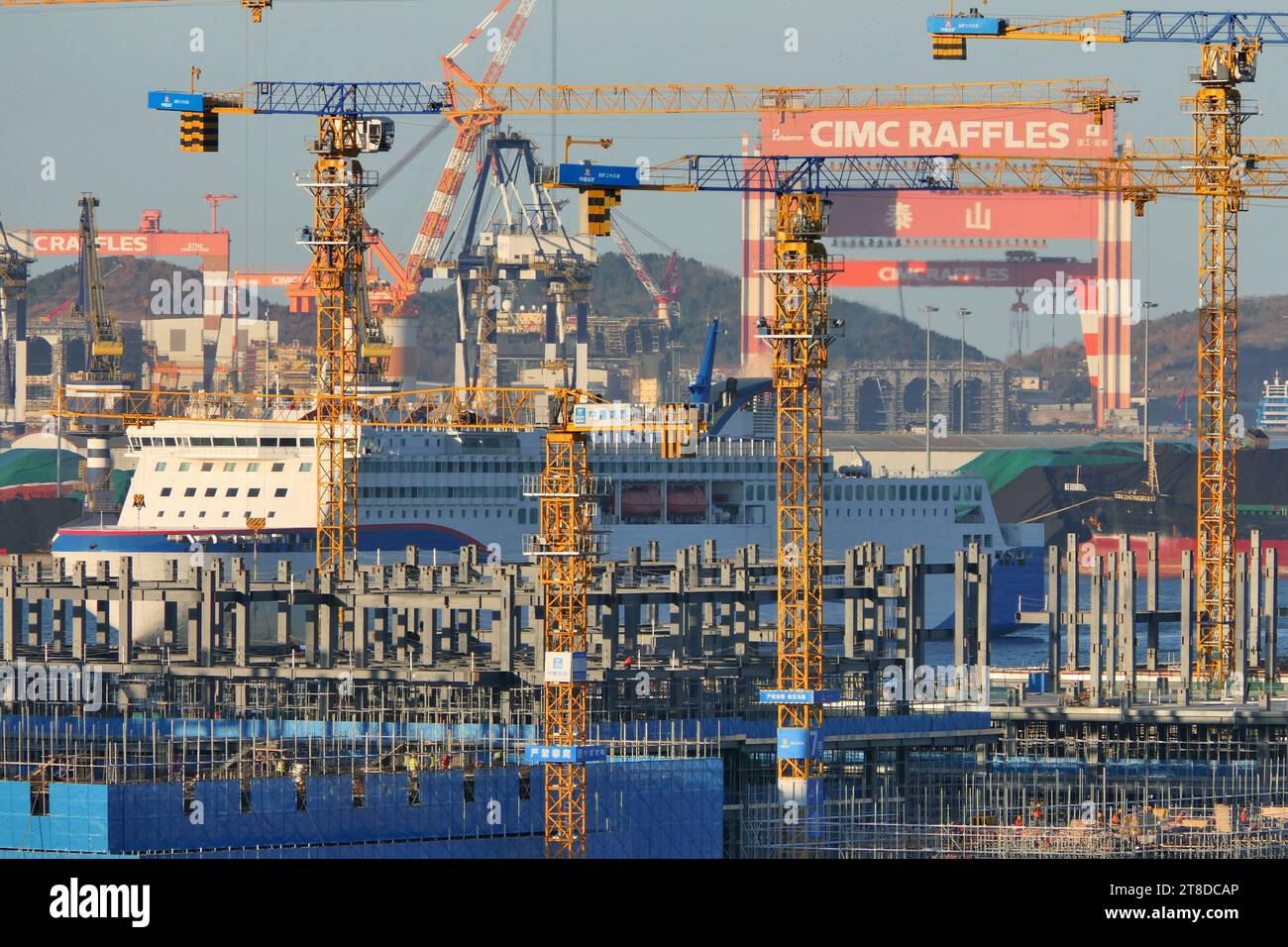 YANTAI, CHINA - 19. NOVEMBER 2023 - STAATLICHE STROMINVESTITION KERNKRAFTWERK Basisprojekt Bau Offshore-Ausrüstungsbau, 19. November Stockfoto