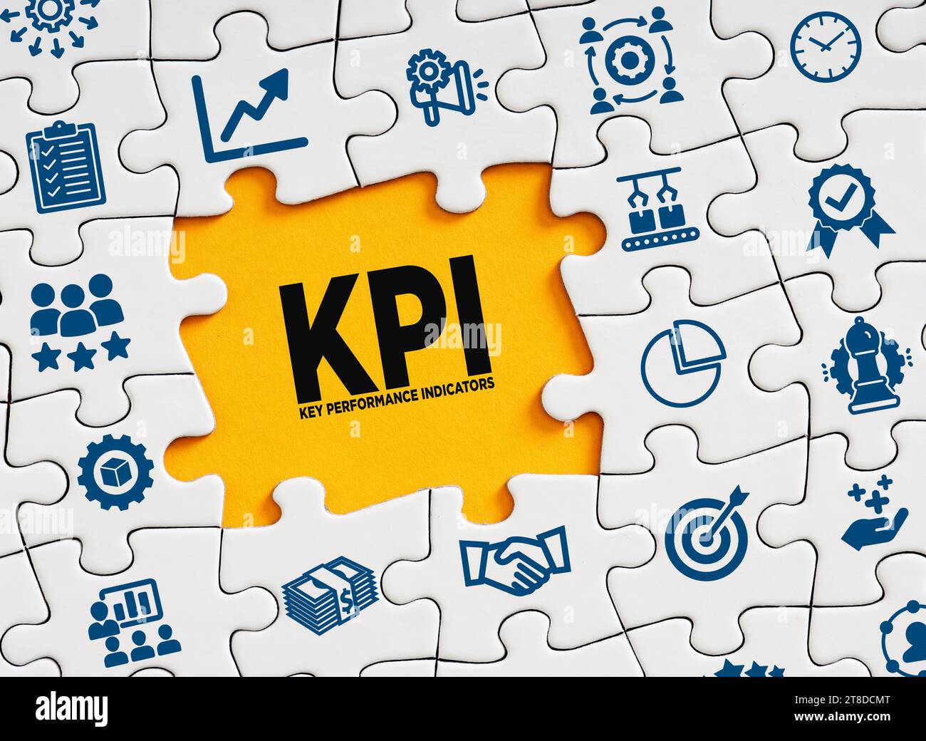 KPI-Key-Performance-Indikator-Konzept. Das Wort KPI in einem fehlenden Puzzleteil mit Geschäftssymbolen. Stockfoto