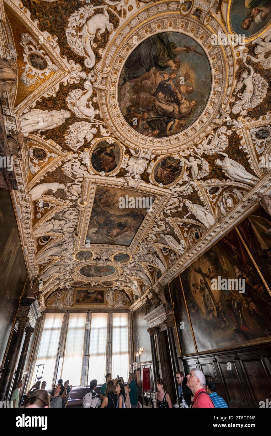 Sala delle Quattro Porte (Halle der vier Türen) im Dogenpalast in Venedig in der Region Veneto in Norditalien. Das ist der erste Raum der V Stockfoto