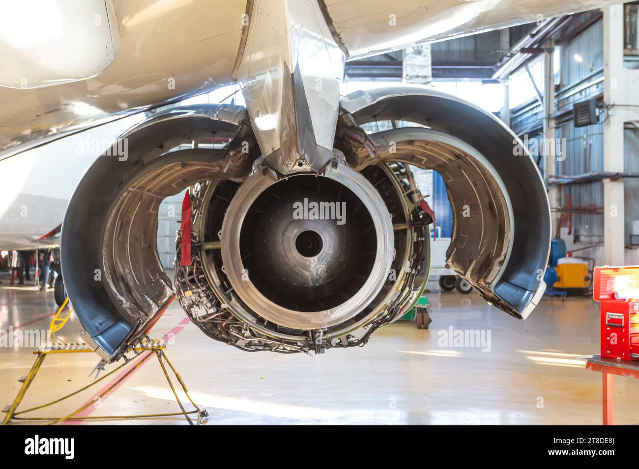 Rückansicht eines Open-Jet-Triebwerks eines Flugzeuges im Flugzeughangar Stockfoto