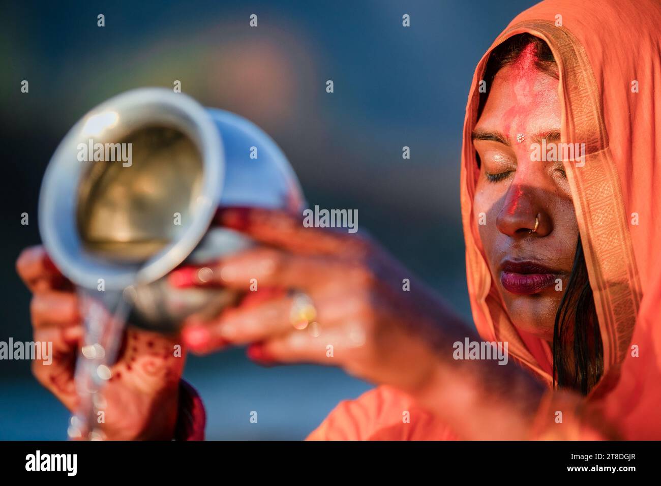 Eine nepalesische Hindu-Frau opfert dem Gott der aufgehenden Sonne, während sie das Chhath-Festival am Ufer des heiligen Bagmati-Flusses während des Chhath-Festivals in Kathmandu beendet. Während des Chhath, einem alten hinduistischen Festival, werden Rituale durchgeführt, um dem Sonnengott für das Leben auf der Erde zu danken. Chhath Puja ist ein hinduistisches Festival, bei dem Gläubige zum Sonnengott beten und Prasad und besondere Köstlichkeiten bei Sonnenuntergang und vor Sonnenaufgang anbieten. Sie beenden ihr Fasten mit 'Prasad' und besonderen Köstlichkeiten.? (Foto: Prabin Ranabhat/SOPA Images/SIPA USA) Stockfoto