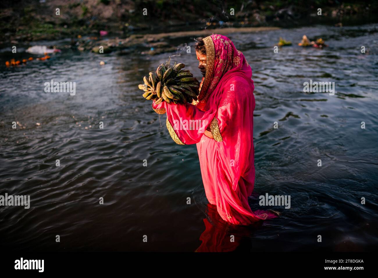 Eine nepalesische Hindu-Frau opfert dem Gott der aufgehenden Sonne, als sie das Chhath-Festival am Ufer des heiligen Bagmati-Flusses während des Chhath-Festivals in Kathmandu beendet. Während des Chhath, einem alten hinduistischen Festival, werden Rituale durchgeführt, um dem Sonnengott für das Leben auf der Erde zu danken. Chhath Puja ist ein hinduistisches Festival, bei dem Gläubige zum Sonnengott beten und Prasad und besondere Köstlichkeiten bei Sonnenuntergang und vor Sonnenaufgang anbieten. Sie beenden ihr Fasten mit 'Prasad' und besonderen Köstlichkeiten.? (Foto: Prabin Ranabhat/SOPA Images/SIPA USA) Stockfoto