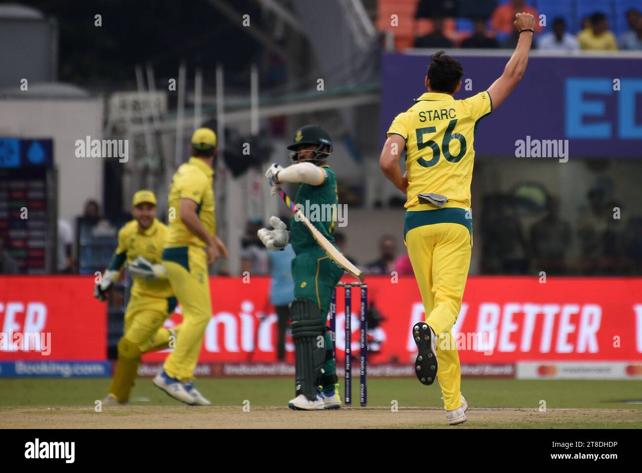 Nicht exklusiv: 16. Oktober 2023, Kalkutta, Indien: Mitchell Starc aus Australien feiert während des Halbfinalspiels zwischen Australien und Südafrika Stockfoto