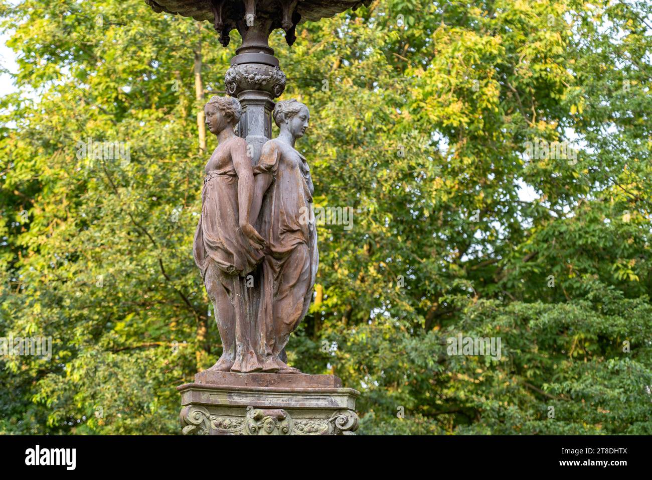 Skulpturen des Brunnen Fontaine Les Trois Grâces im Park Parc Saint-Pierre in Calais, Frankreich | Skulptur des Brunnens der drei Gnaden Fon Stockfoto