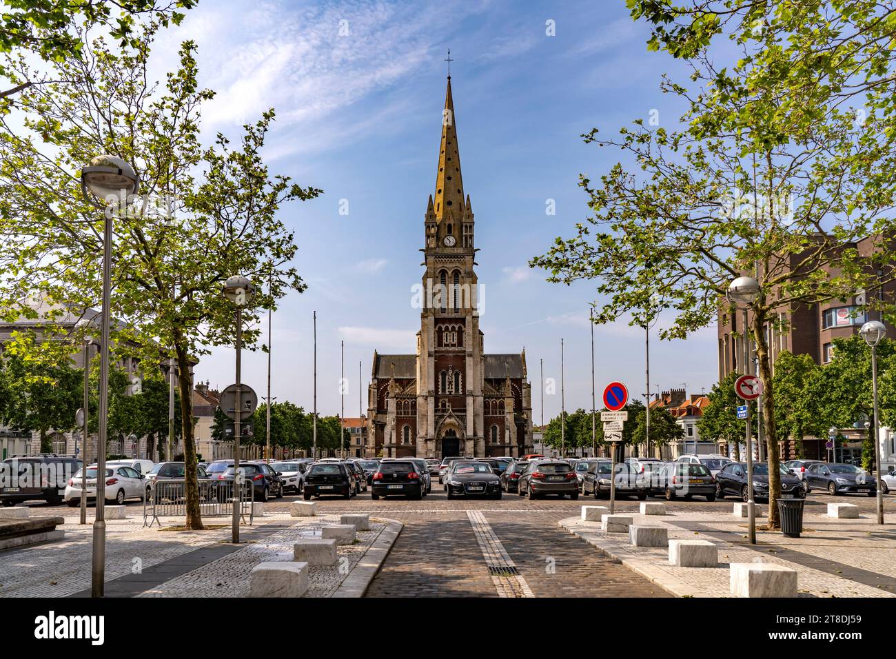 Der Platz Place Crèvecœur und die Kirche Saint Pierre in Calais, Frankreich | Place Crèvecœur und die Kirche Saint-Pierre, Calais, Frankreich Stockfoto