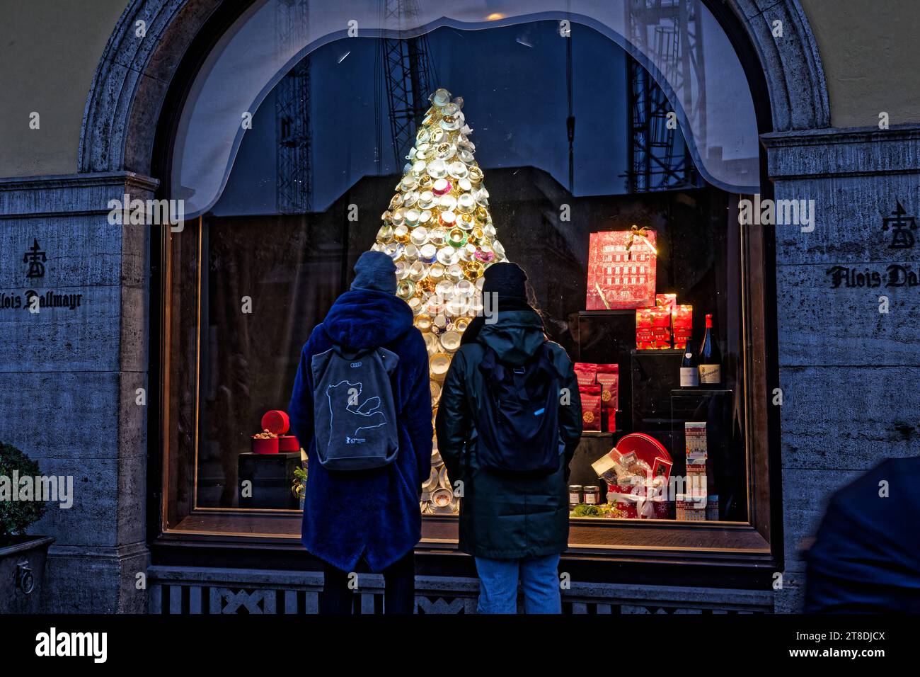 Vorweihnachtszeit. Die modernen Christbäume im Delikatessenhaus Alois Dallmayr in der Münchner Fußgängerzone sind der Blickfang. München Bayern Deutschland *** Vorweihnachtszeit die modernen Weihnachtsbäume im Alois Dallmayr Delikatessengeschäft in der Münchner Fußgängerzone sind ein Hingucker München Bayern Deutschland Copyright: XRolfxPossx Credit: Imago/Alamy Live News Stockfoto