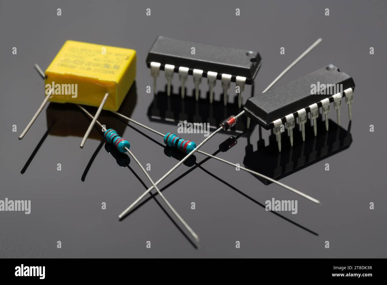 Elektronische Bauteile auf dunklem Hintergrund mit Reflexion. Makrofotografie. Stockfoto