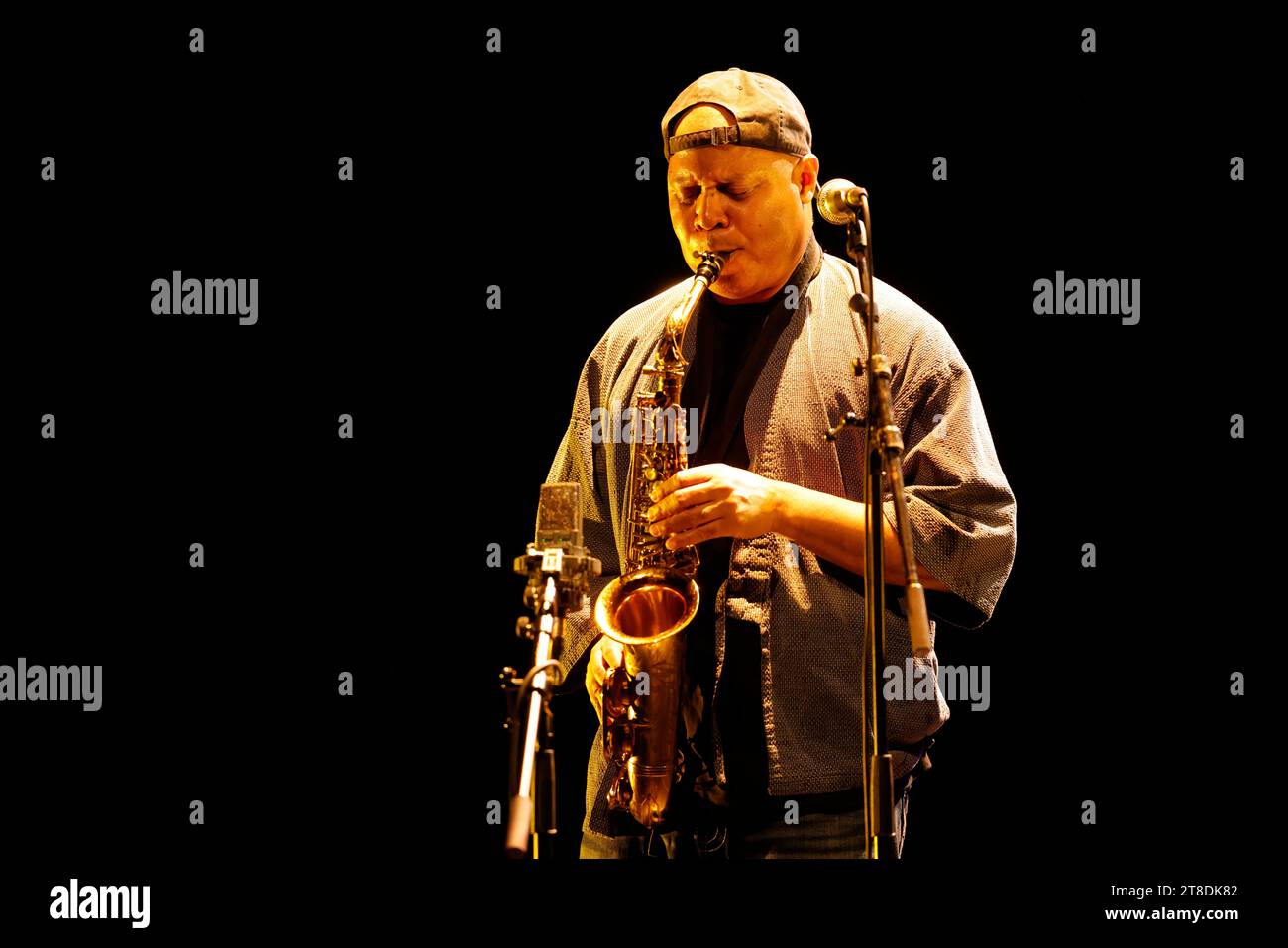 Limoges, Frankreich. November 2023. Der amerikanische Saxophonist, Improvisator und Komponist Steve Coleman im Konzert beim Eclats d’Email Jazz Edition Festival in Limoges, Frankreich. Besetzung: Steve Coleman – Saxophon, Rich Brown – Bass, Sean Rickman – Schlagzeug. Foto von HM Images/Alamy Live News. Stockfoto