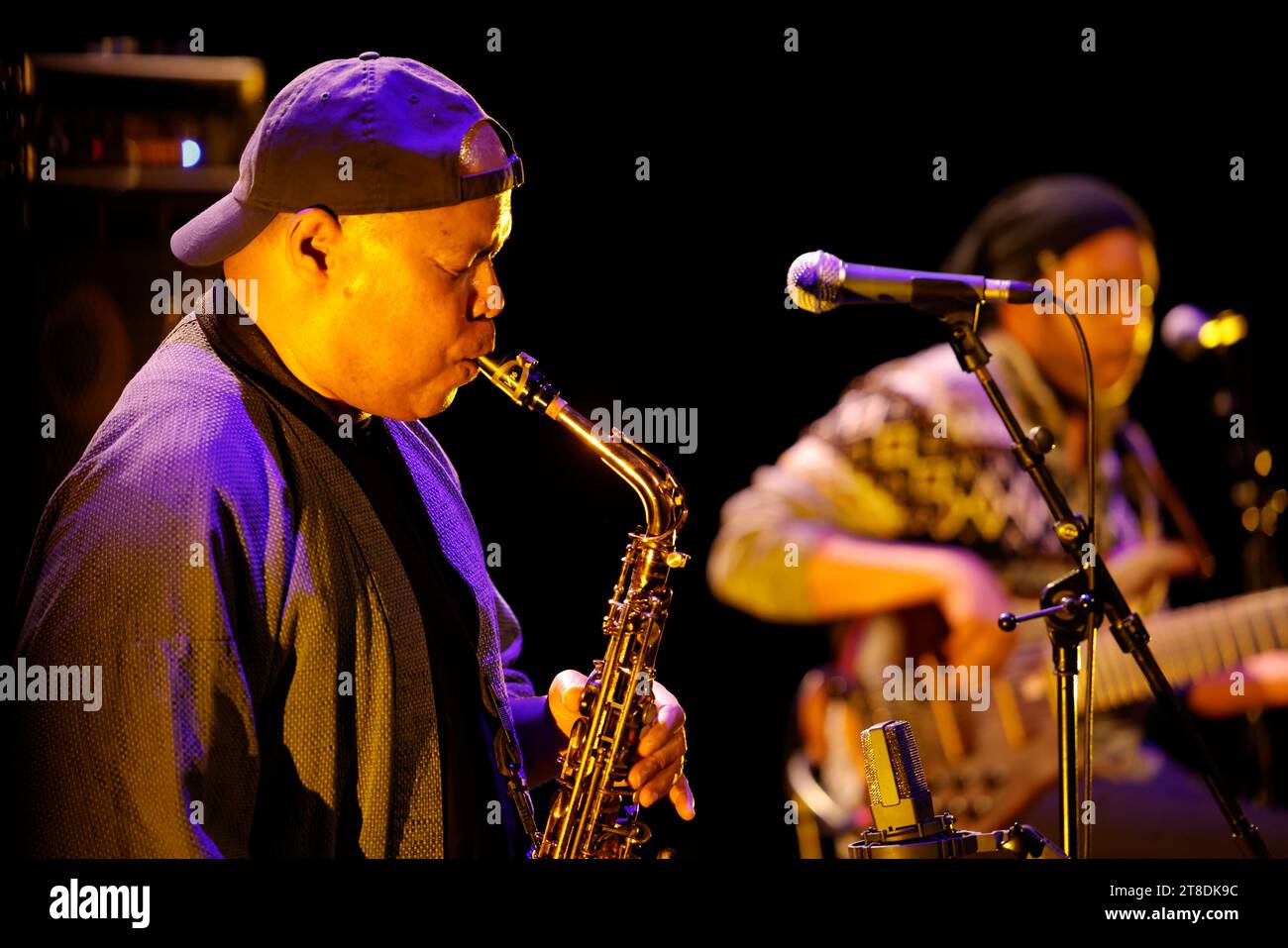 Limoges, Frankreich. November 2023. Der amerikanische Saxophonist, Improvisator und Komponist Steve Coleman im Konzert beim Eclats d’Email Jazz Edition Festival in Limoges, Frankreich. Besetzung: Steve Coleman – Saxophon, Rich Brown – Bass, Sean Rickman – Schlagzeug. Foto von HM Images/Alamy Live News. Stockfoto