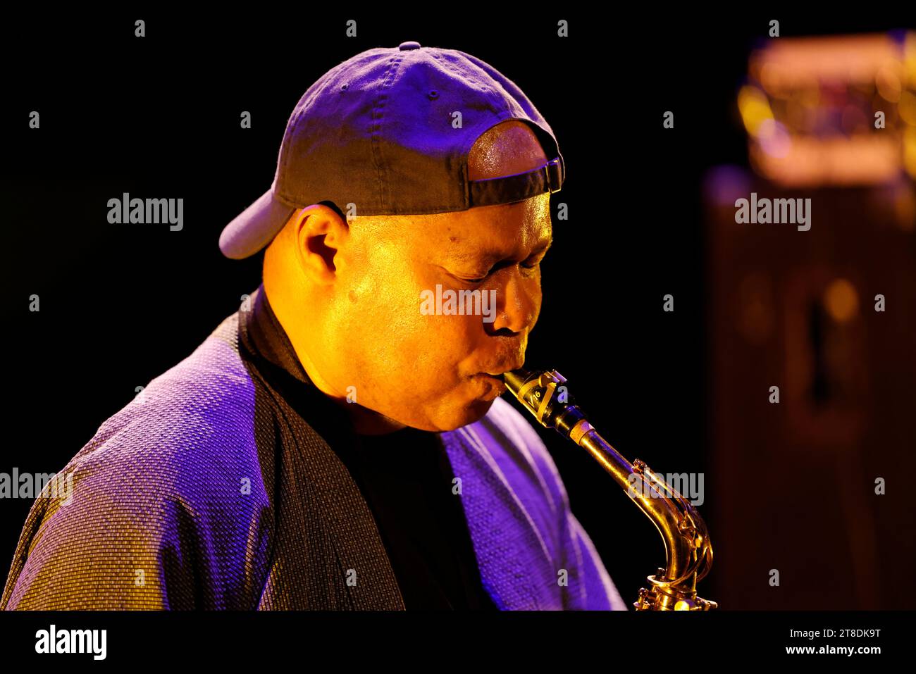 Limoges, Frankreich. November 2023. Der amerikanische Saxophonist, Improvisator und Komponist Steve Coleman im Konzert beim Eclats d’Email Jazz Edition Festival in Limoges, Frankreich. Besetzung: Steve Coleman – Saxophon, Rich Brown – Bass, Sean Rickman – Schlagzeug. Foto von HM Images/Alamy Live News. Stockfoto