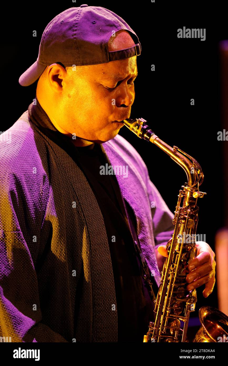 Limoges, Frankreich. November 2023. Der amerikanische Saxophonist, Improvisator und Komponist Steve Coleman im Konzert beim Eclats d’Email Jazz Edition Festival in Limoges, Frankreich. Besetzung: Steve Coleman – Saxophon, Rich Brown – Bass, Sean Rickman – Schlagzeug. Foto von HM Images/Alamy Live News. Stockfoto