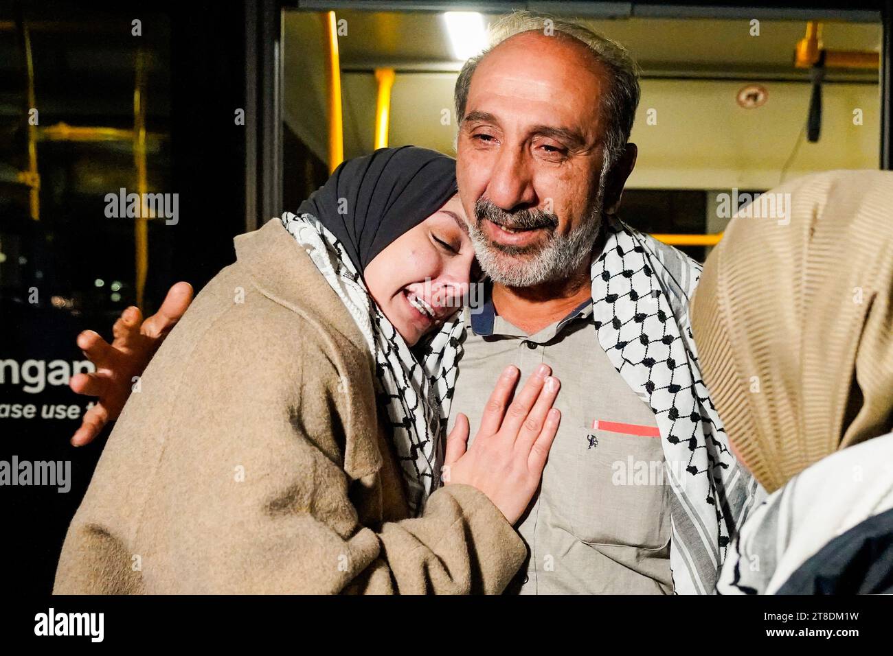 20231118.Dina und Nariman Diab treffen ihren Vater und ihren Mann Safwat Diab, der am Samstagabend mit dem Flugzeug aus Kairo ankam. Familienmitglieder und Freunde der rund 80 norwegischen Bürger, die am Samstagabend aus dem belagerten Gazastreifen nach Hause zurückkehrten. Warten am späten Samstagabend am Flughafen Oslo. Foto: Lise Aaserud / NTB Stockfoto