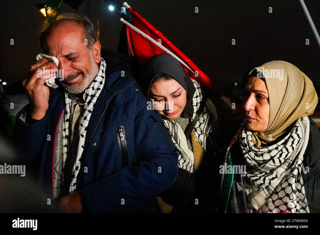 20231118.Dina und Nariman Diab treffen ihren Vater und ihren Mann Safwat Diab, der am Samstagabend mit dem Flugzeug aus Kairo ankam. Familienmitglieder und Freunde der rund 80 norwegischen Bürger, die am Samstagabend aus dem belagerten Gazastreifen nach Hause zurückkehrten. Warten am späten Samstagabend am Flughafen Oslo. Foto: Lise Aaserud / NTB Stockfoto