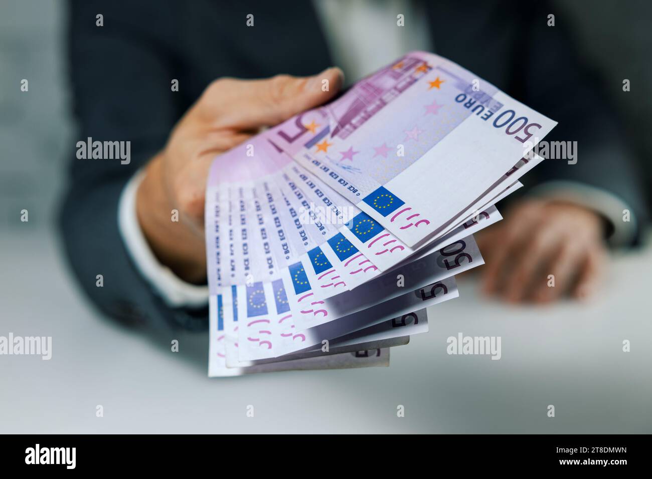 500-Euro-Banknoten von Hand ausgeben. bankkredite, Verbraucherkredite und Schnellkredite Stockfoto