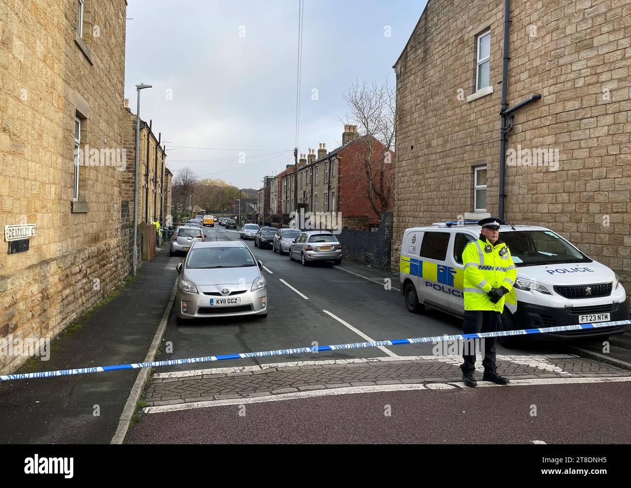 Polizei am Tatort in Dewsbury nach dem Tod einer Frau bei einem „häuslichen Vorfall“. Bilddatum: Montag, 20. November 2023. Stockfoto