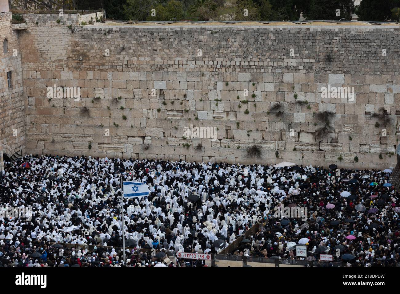 Jüdische Gläubige drängen sich in den Gebetsteil unterhalb der Westmauer in Jerusalem, um die Cohanim oder den Priestersegen zweimal zu segnen Stockfoto