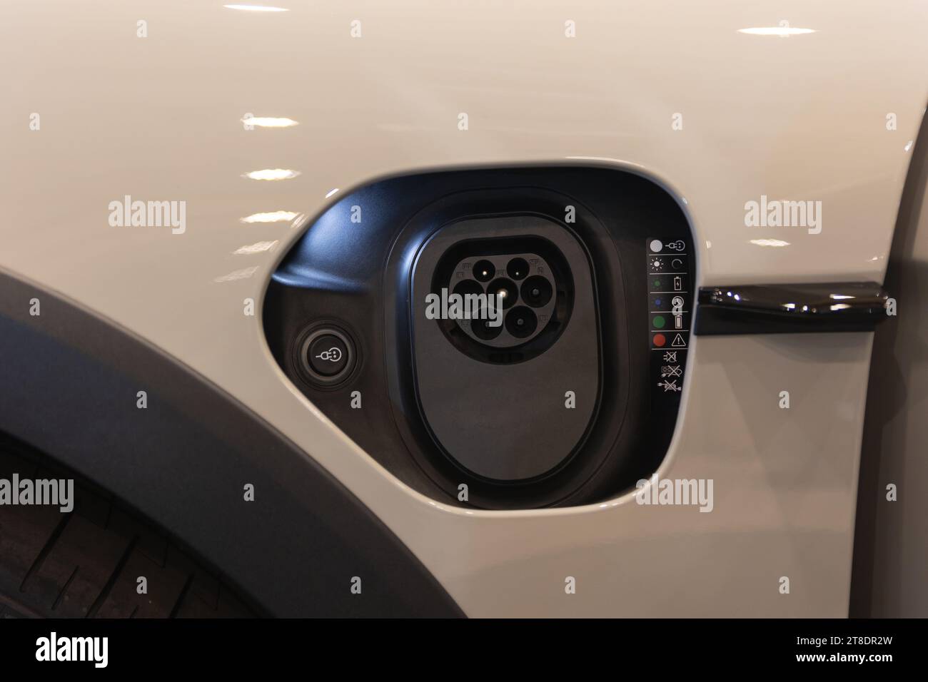 Nahaufnahme eines Türgriffs für Elektroautos in elegantem, modernem Design Stockfoto