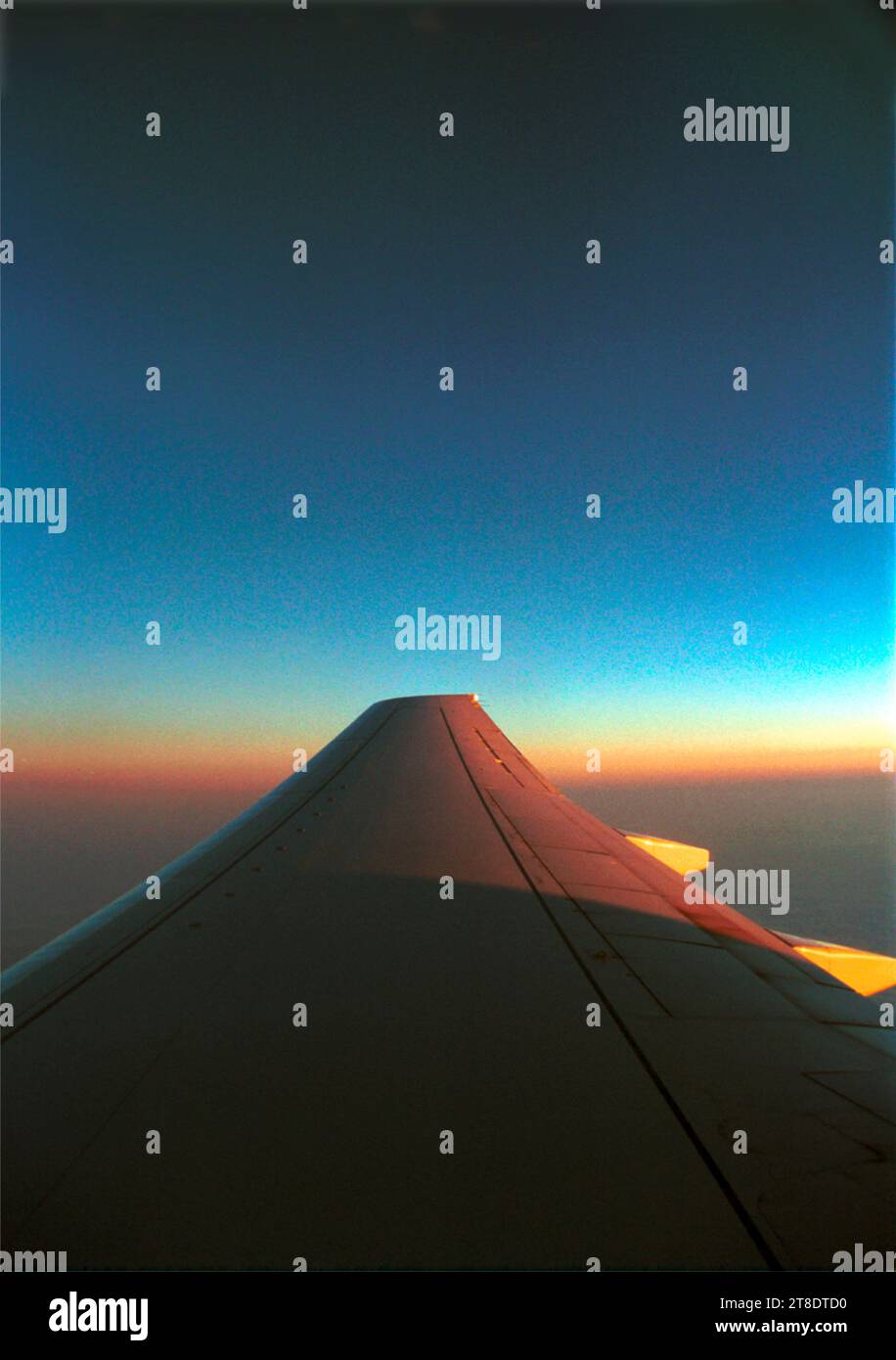 Ein Flügel eines fliegenden Flugzeugs Stockfoto