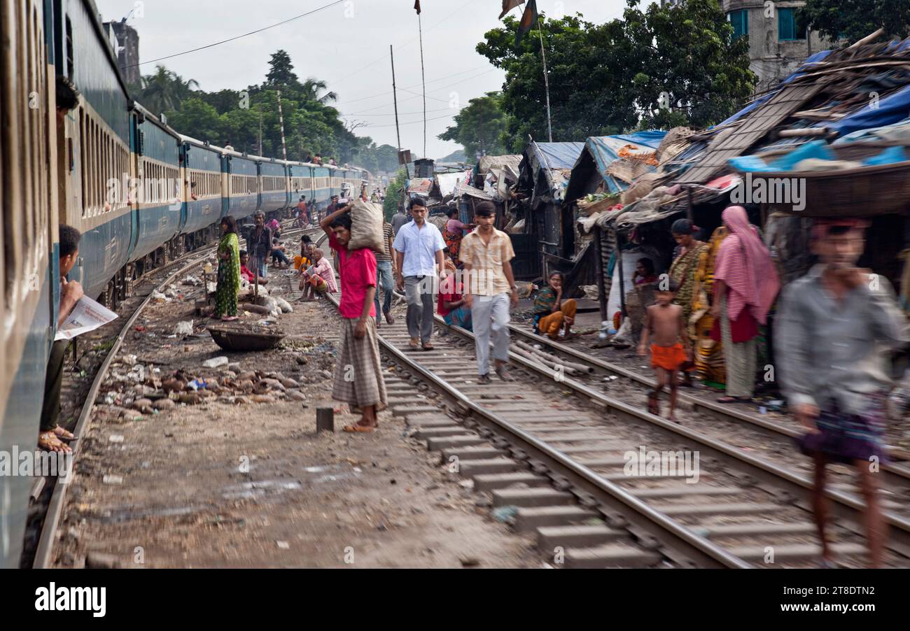 Das Leben entlang der Bahngleise in Dhaka, Bangladesch Stockfoto