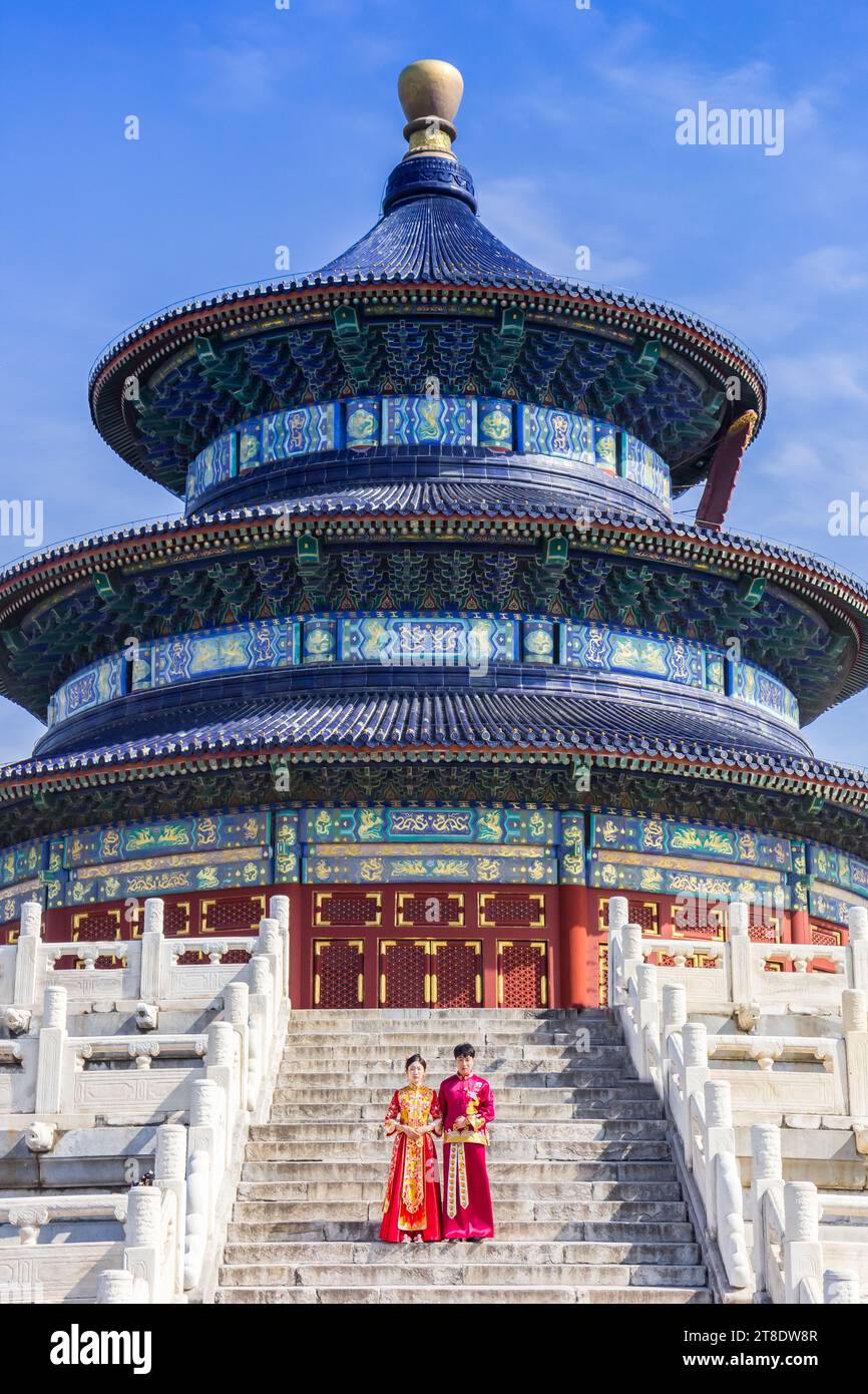 Ein Paar in historischer chinesischer Tracht posiert im Himmelstempel in Peking, China Stockfoto