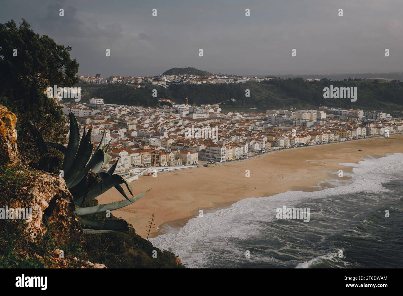 Weiße Häuser einer wunderschönen Stadt an der Atlantikküste, Nazare Stockfoto