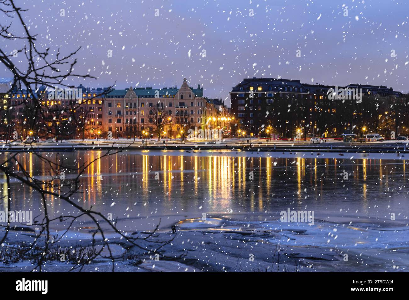 Häuser am Meer, verschneite Helsinki-Abend, Schneefall Stockfoto