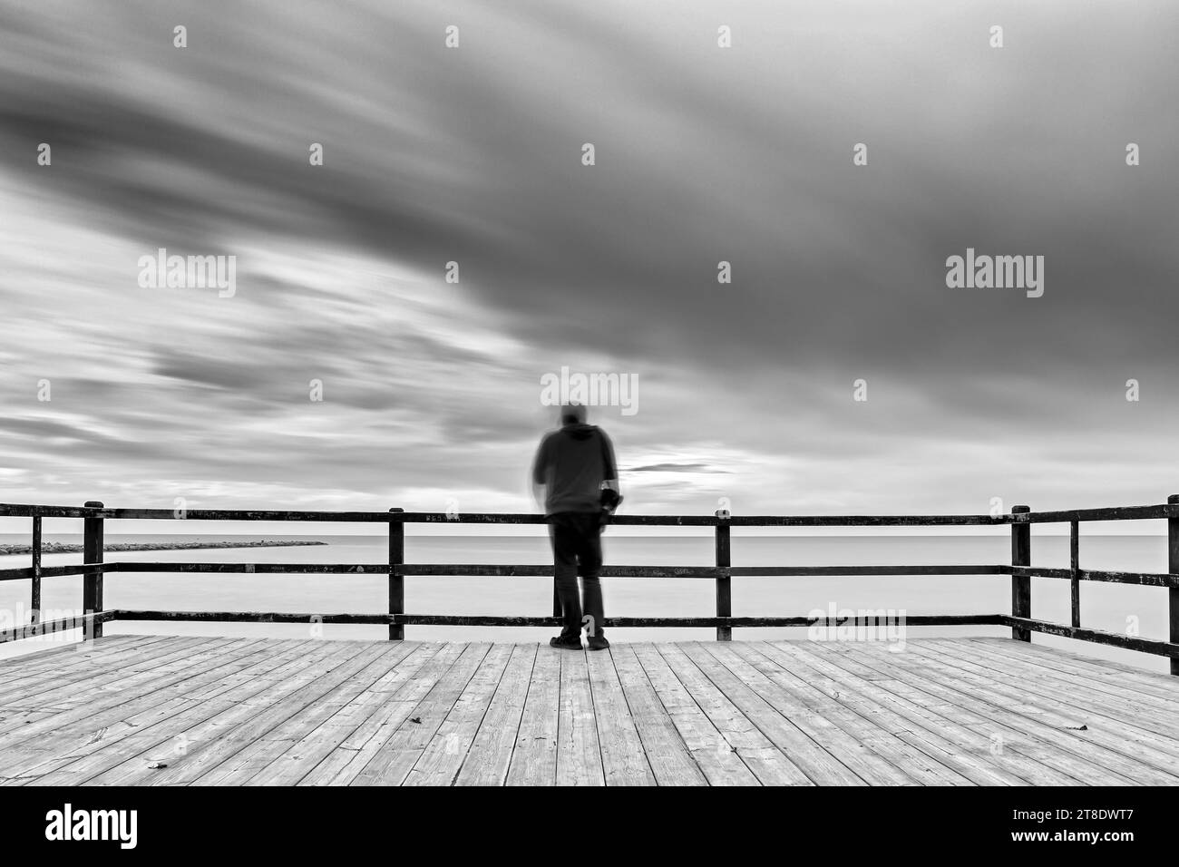 Mann mittleren Alters, der sich am Santa Pola Pier amüsiert Stockfoto