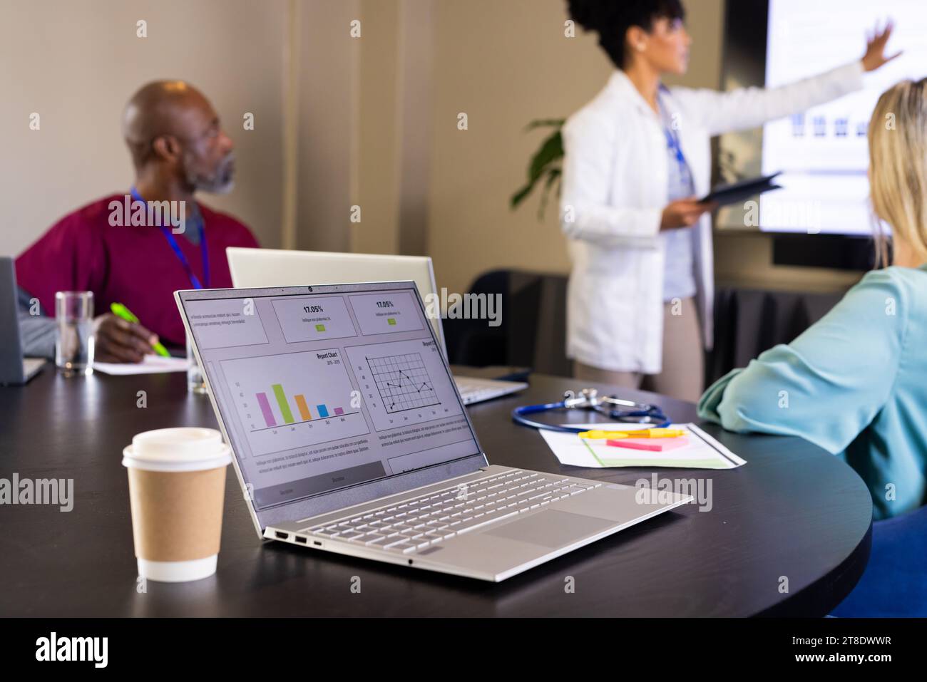 Fokussierte verschiedene männliche und weibliche medizinische Mitarbeiter hören und halten Präsentation bei Bürotreffen Stockfoto