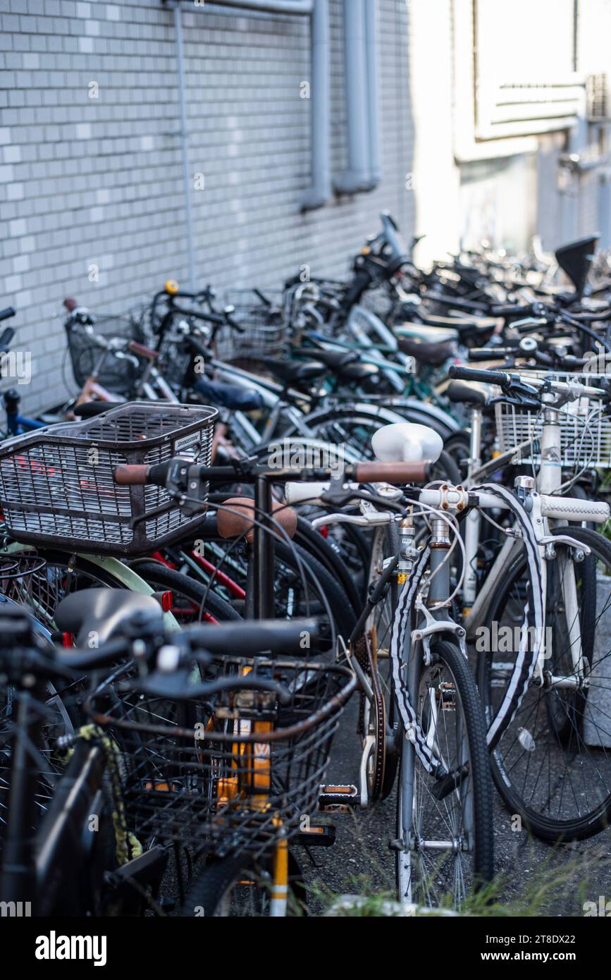Fahrradparkplätze in der Nähe der Gebäudemauer in Tokio Stockfoto