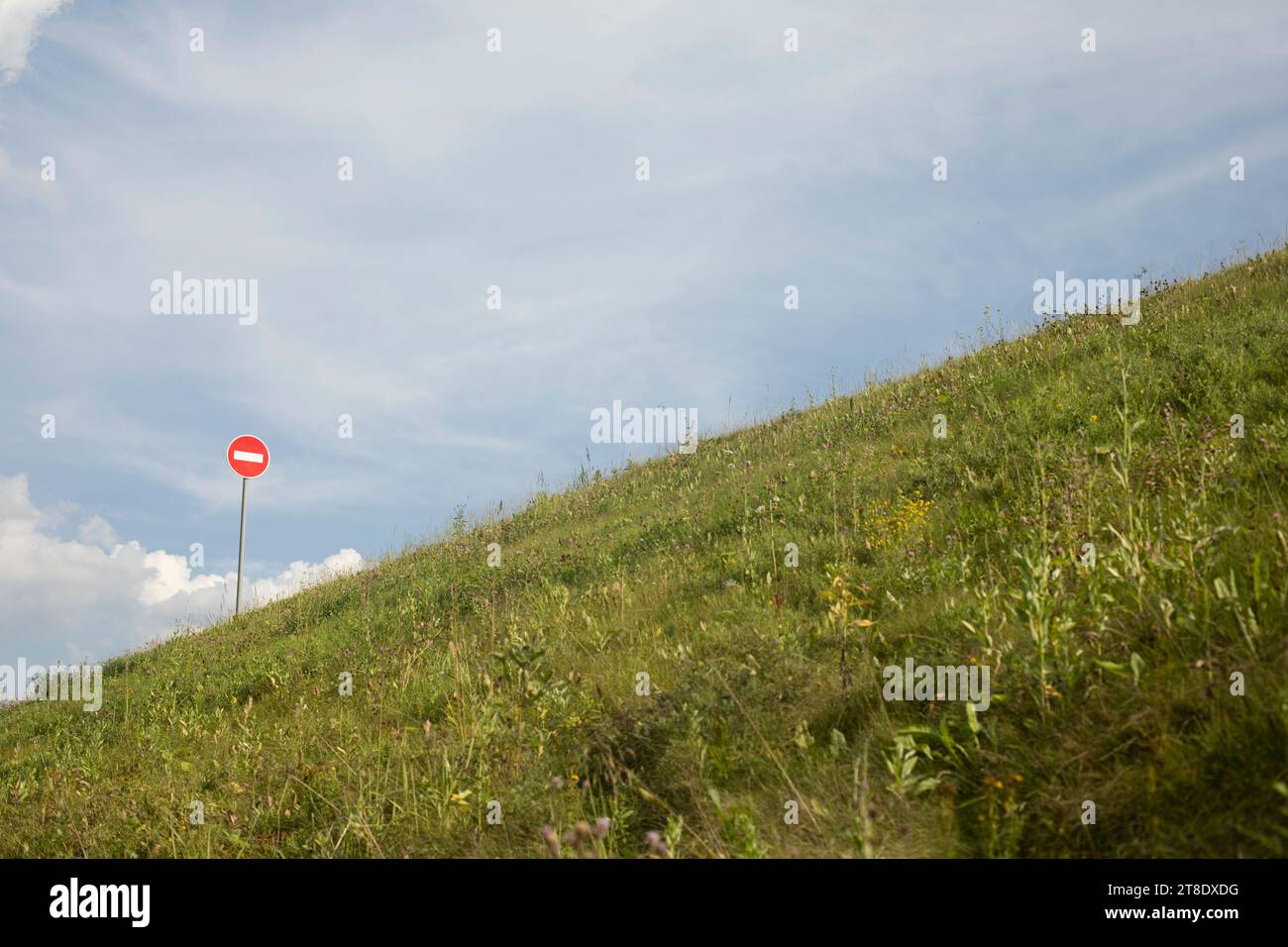 Stoppschild am Berg. Straßenschild am Berg. Rundplatte. Stockfoto