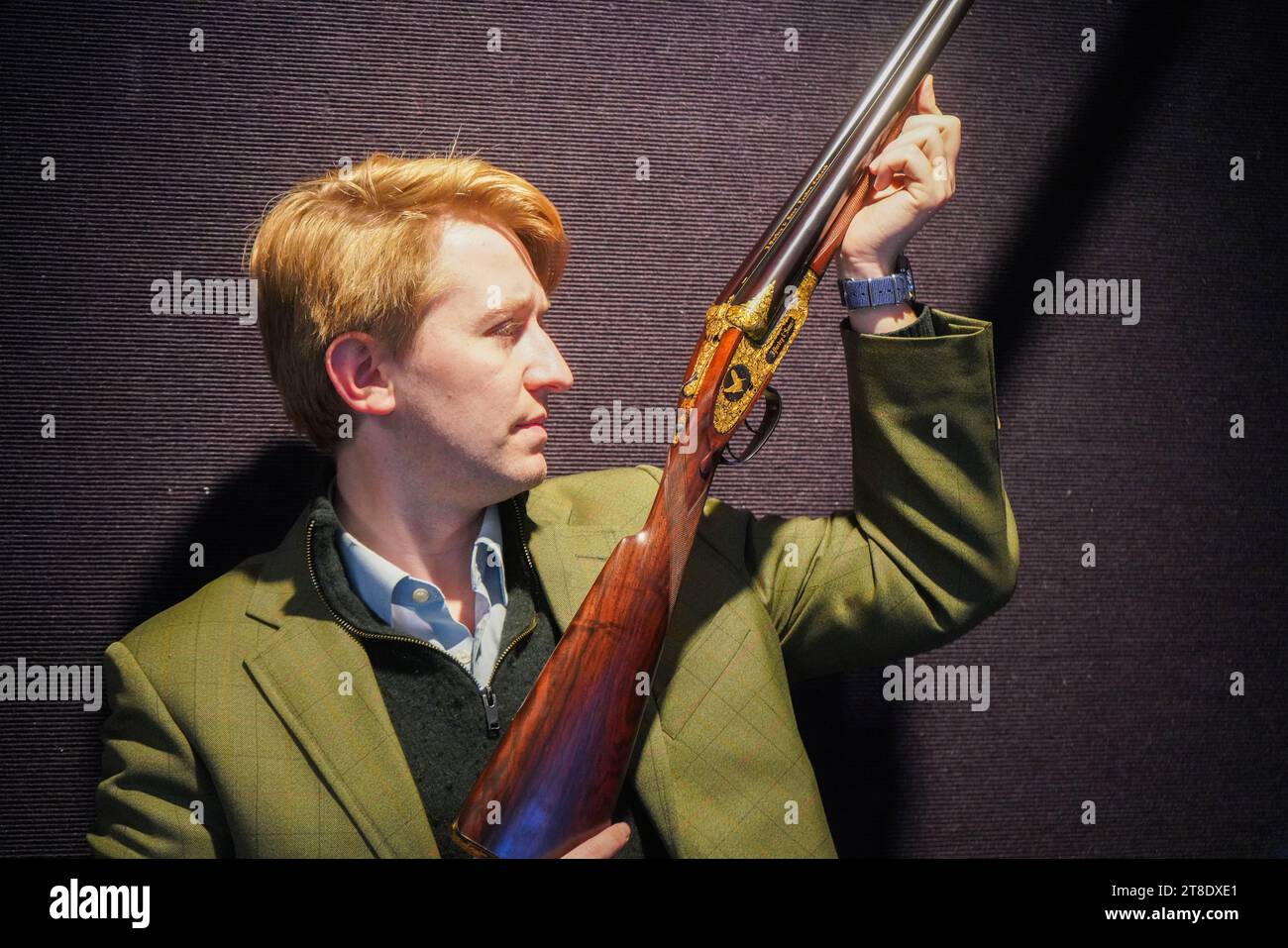 London, Großbritannien. 20. November 2023. Ein Bonhams-Handler hält ein sehr feines Paar von K. C. Hunt gravierten und goldverzierten 12-Loch-selbstöffnenden Sidelock-Ejektor-Geschützen von James Purdey & Sons (Schätzung: )£ 120.000 - £ 150.000 beim Bonhams Arms and Armour Sale. Der Verkauf findet am 22. November in Bonhams Knighstbridge statt. Quelle: amer Gazzal/Alamy Live News Stockfoto