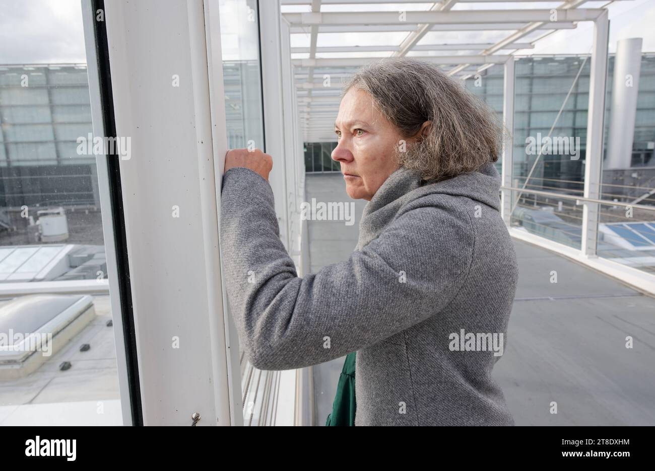 Beschwerden nach einer Ansteckung mit dem Coronavirus. Eine Frau mit Long COVID. Mit-Modellversion. München Bayern Deutschland *** Beschwerden nach einer Infektion mit dem Coronavirus Eine Frau mit langer COVID mit Model Release München Bayern Deutschland Copyright: XRolfxPossx Credit: Imago/Alamy Live News Stockfoto