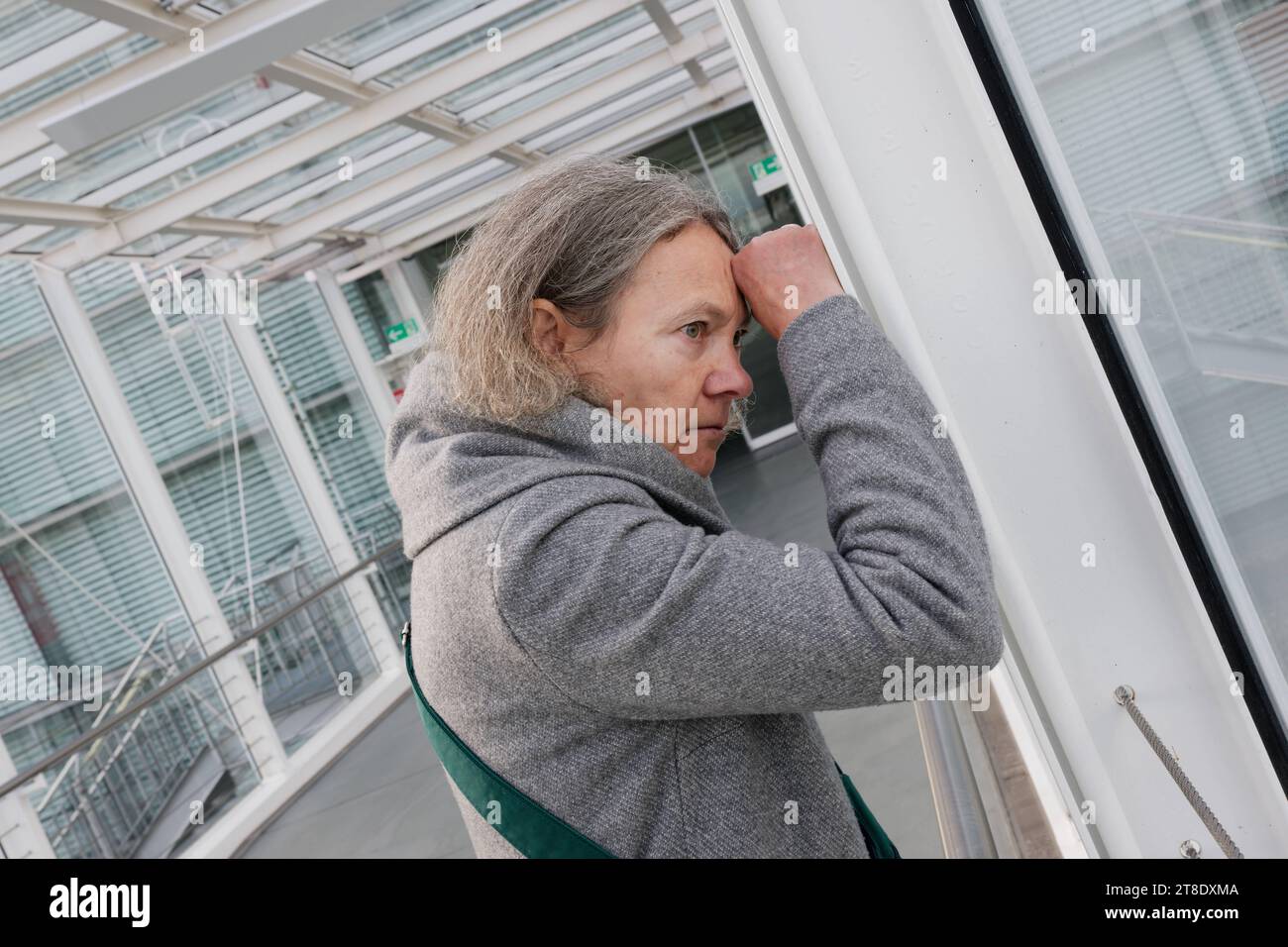 Beschwerden nach einer Ansteckung mit dem Coronavirus. Eine Frau mit Long COVID. Mit-Modellversion. München Bayern Deutschland *** Beschwerden nach einer Infektion mit dem Coronavirus Eine Frau mit langer COVID mit Model Release München Bayern Deutschland Copyright: XRolfxPossx Credit: Imago/Alamy Live News Stockfoto