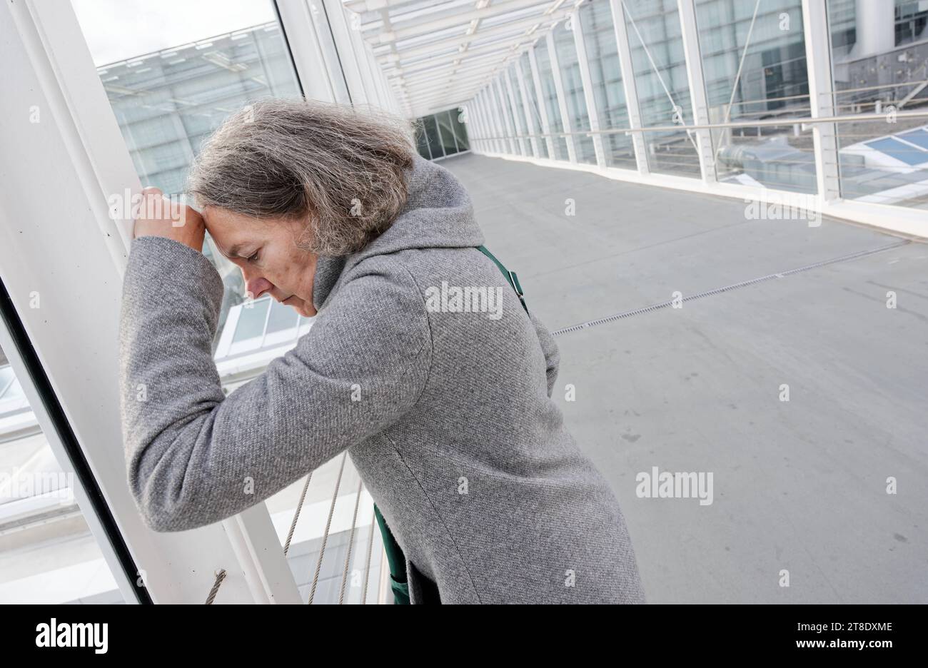 Beschwerden nach einer Ansteckung mit dem Coronavirus. Eine Frau mit Long COVID. Mit-Modellversion. München Bayern Deutschland *** Beschwerden nach einer Infektion mit dem Coronavirus Eine Frau mit langer COVID mit Model Release München Bayern Deutschland Copyright: XRolfxPossx Credit: Imago/Alamy Live News Stockfoto