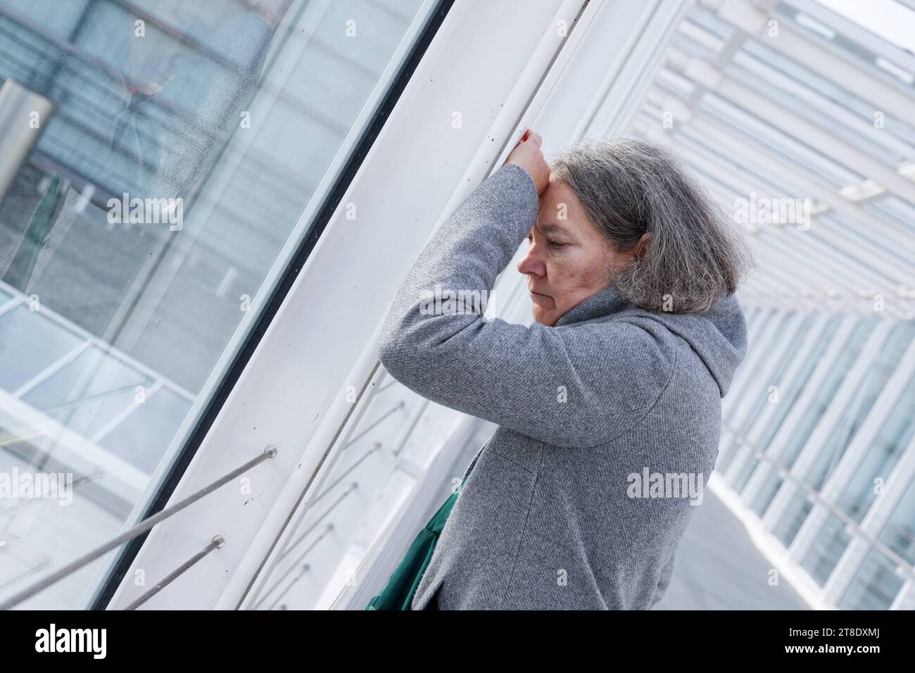 Beschwerden nach einer Ansteckung mit dem Coronavirus. Eine Frau mit Long COVID. Mit-Modellversion. München Bayern Deutschland *** Beschwerden nach einer Infektion mit dem Coronavirus Eine Frau mit langer COVID mit Model Release München Bayern Deutschland Copyright: XRolfxPossx Credit: Imago/Alamy Live News Stockfoto