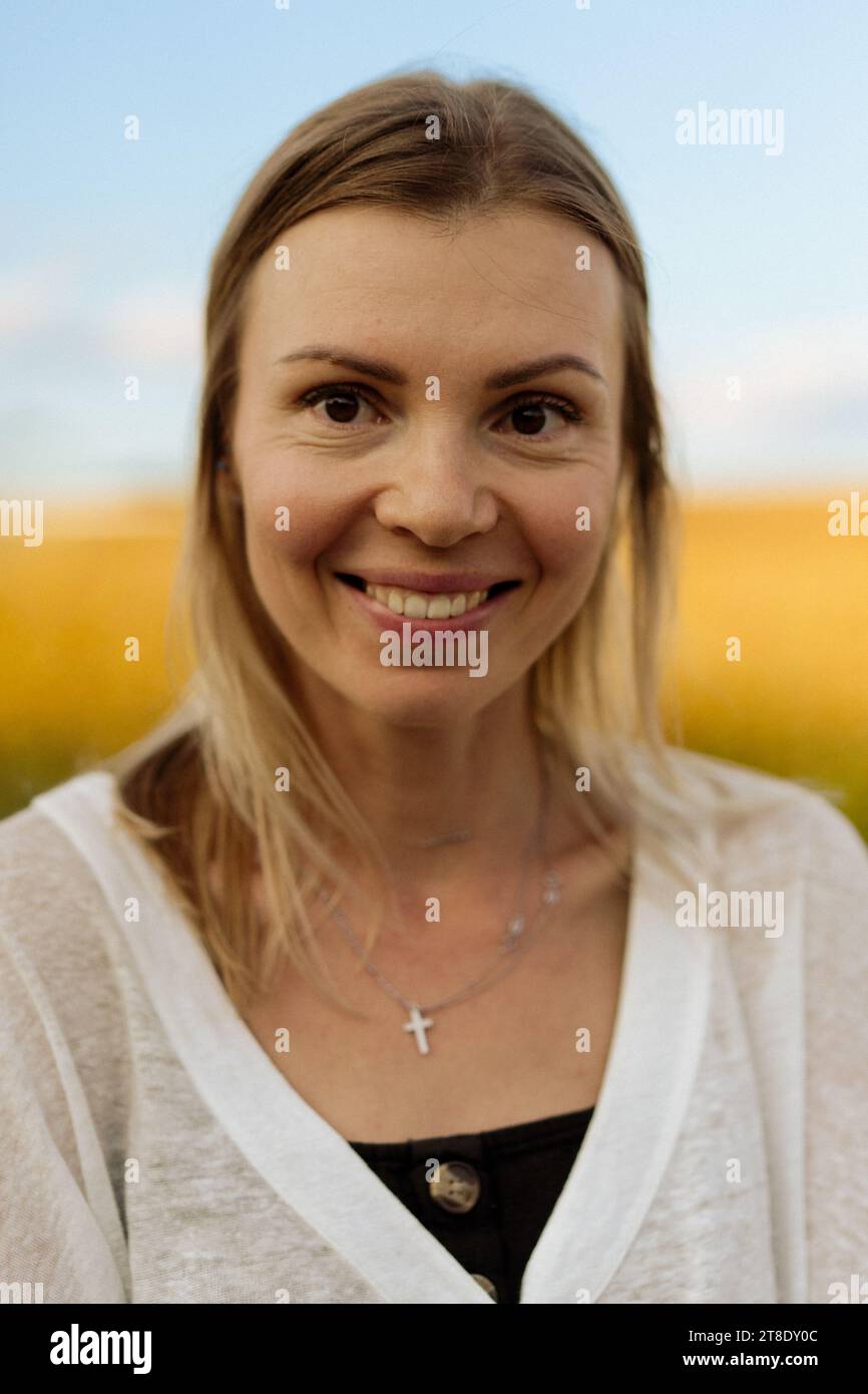 Porträt einer jungen schönen glücklichen Frau ohne Make-up, Nahaufnahme. Stockfoto