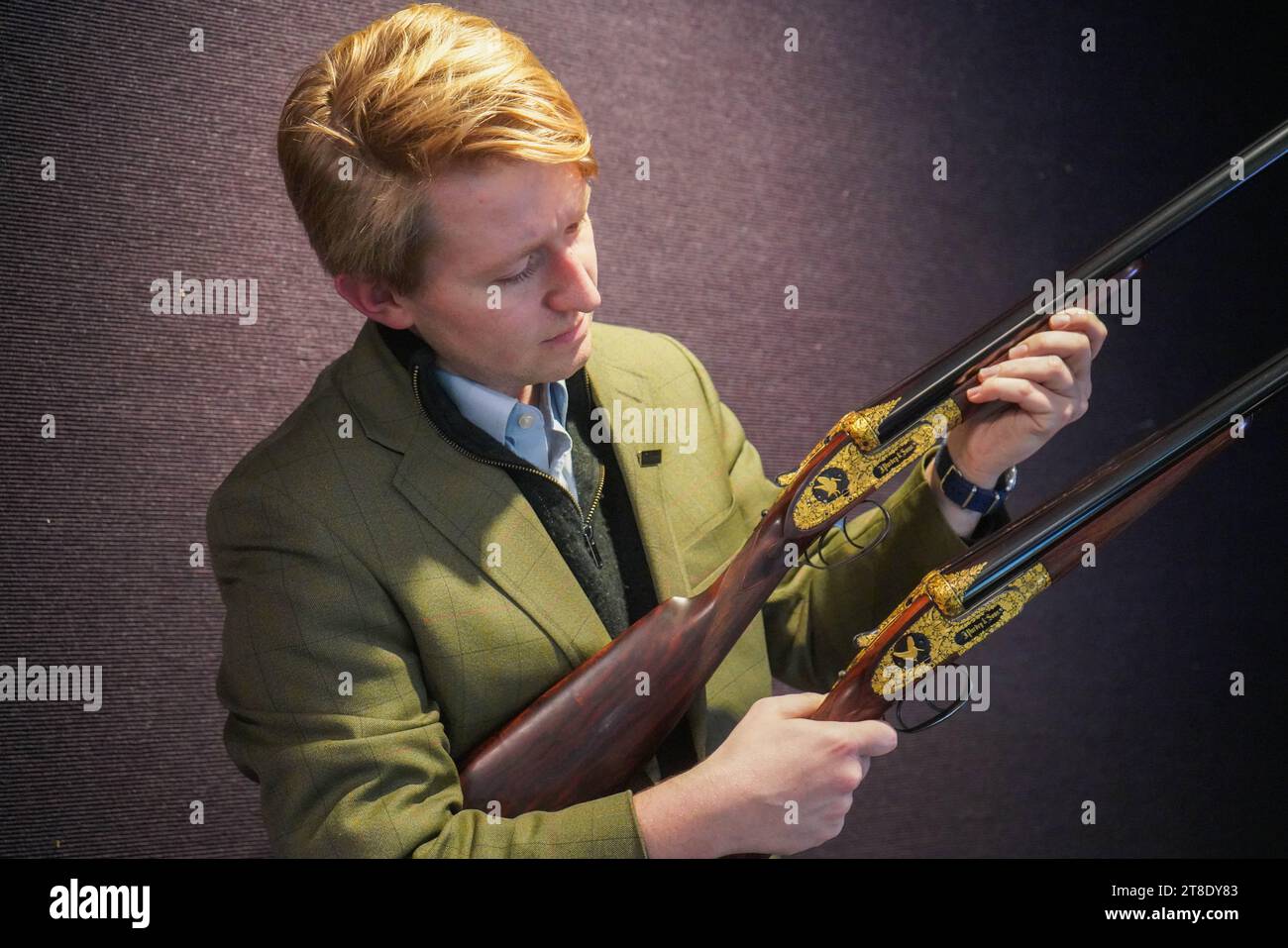 London, Großbritannien. 20. November 2023. Ein Bonhams-Handler hält ein sehr feines Paar von K. C. Hunt gravierten und goldverzierten 12-Loch-selbstöffnenden Sidelock-Ejektor-Geschützen von James Purdey & Sons (Schätzung: )£ 120.000 - £ 150.000 beim Bonhams Arms and Armour Sale. Der Verkauf findet am 22. November in Bonhams Knighstbridge statt. Quelle: amer Gazzal/Alamy Live News Stockfoto