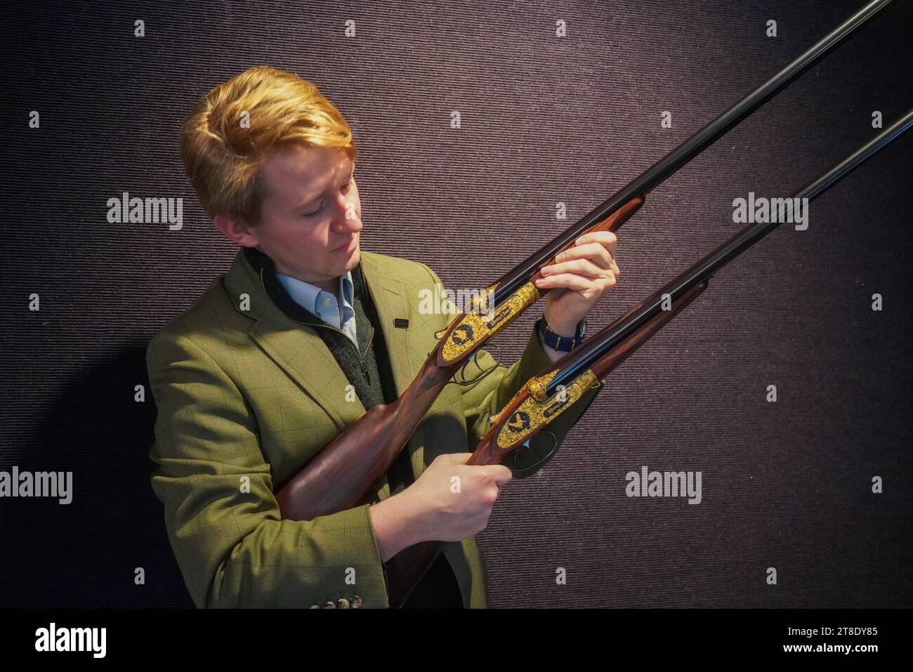 London, Großbritannien. 20. November 2023. Ein Bonhams-Handler hält ein sehr feines Paar von K. C. Hunt gravierten und goldverzierten 12-Loch-selbstöffnenden Sidelock-Ejektor-Geschützen von James Purdey & Sons (Schätzung: )£ 120.000 - £ 150.000 beim Bonhams Arms and Armour Sale. Der Verkauf findet am 22. November in Bonhams Knighstbridge statt. Quelle: amer Gazzal/Alamy Live News Stockfoto