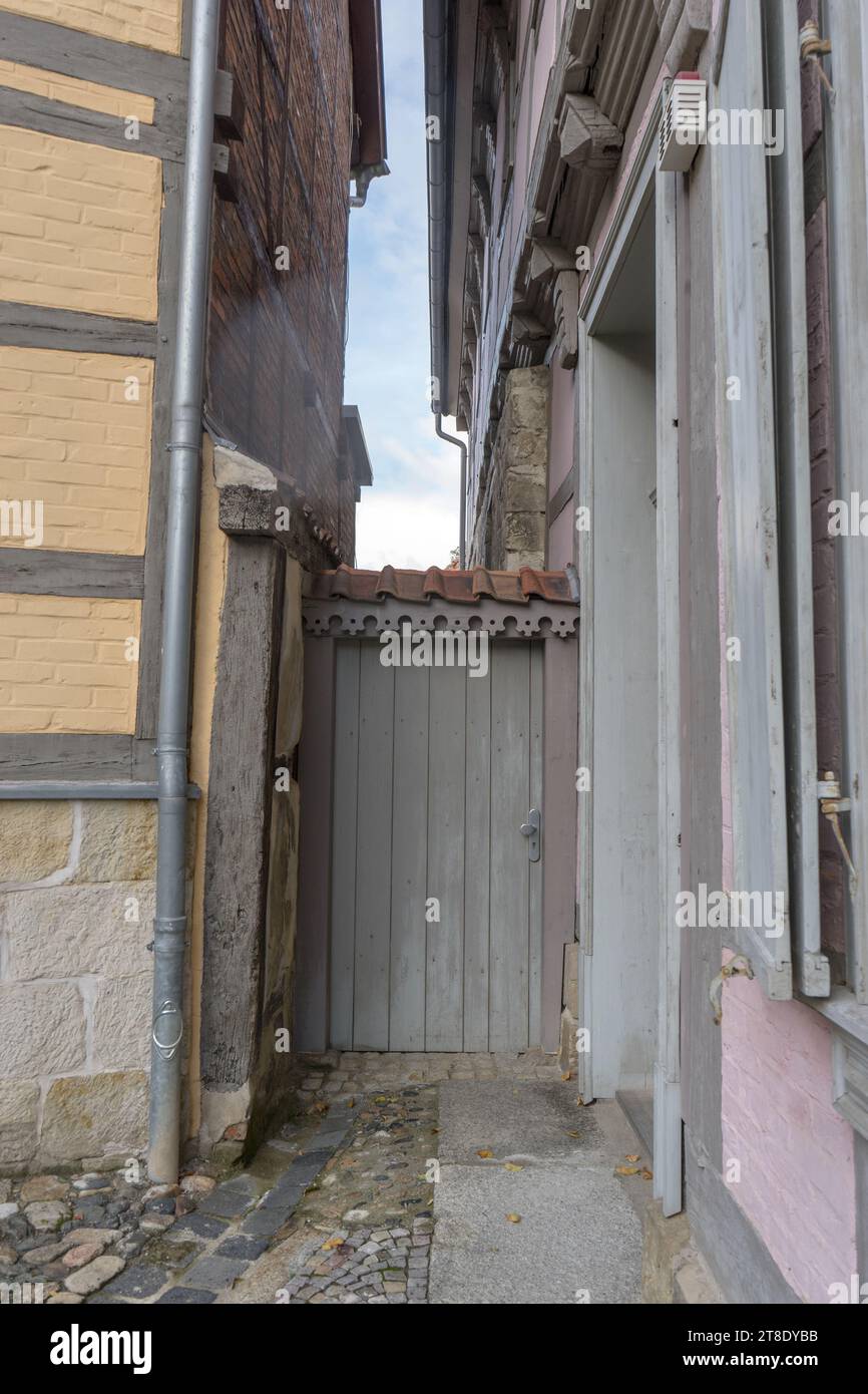 Graue Holztür in Quedlinburg, Sachsen-Anhalt, Deutschland Stockfoto