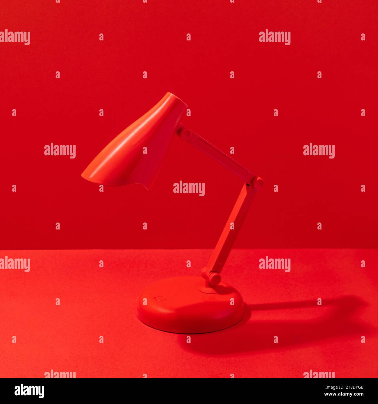 Rote Tischleuchte auf rotem Hintergrund Stockfoto