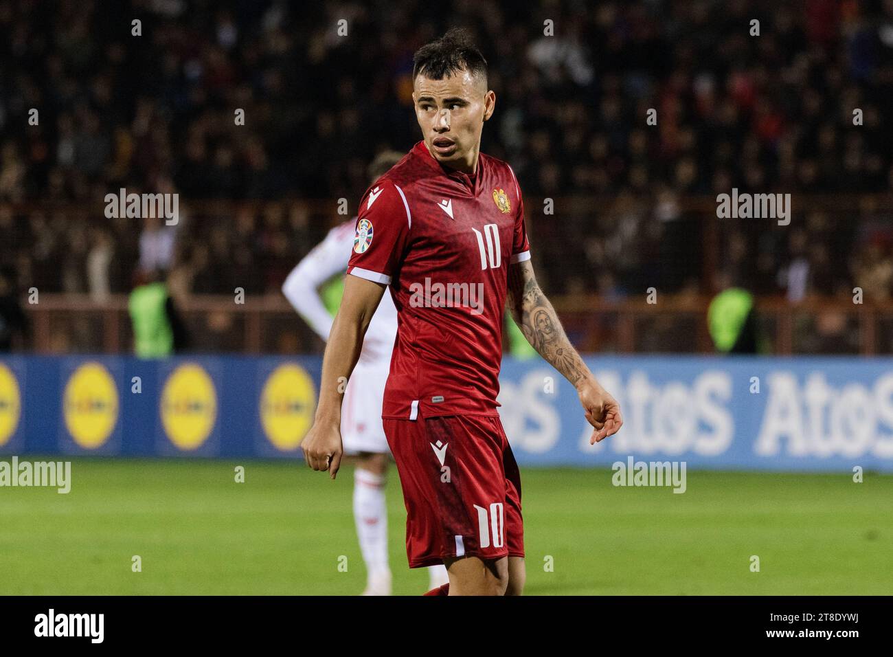 Eine Gruppe von Fußballspielern aus Armenien und Wales, die ein Spiel bei der Europameisterschaft 2024 spielen. Stockfoto
