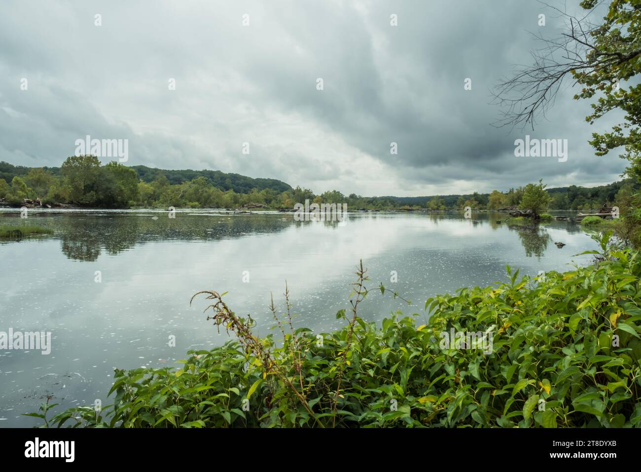 Potomac River in der Nähe von Washington, D.C. an einem bewölkten Tag. Stockfoto