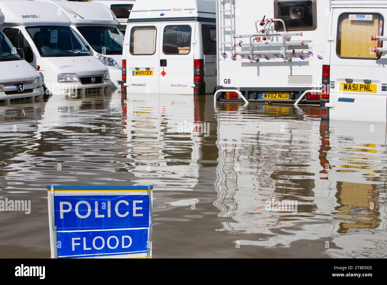 Reisemobile in Tewkesbury überflutet. Am Freitag, den 20. Juli 2007 Bis 5 Zoll Regen fielen über die zentralen und südlichen England auf bereits gesättigten gr Stockfoto