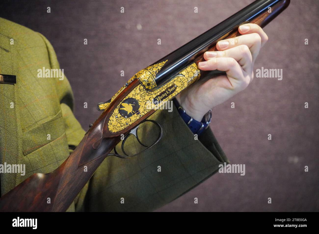 London, Großbritannien. 20. November 2023. Ein Bonhams-Handler hält ein sehr feines Paar von K. C. Hunt gravierten und goldverzierten 12-Loch-selbstöffnenden Sidelock-Ejektor-Geschützen von James Purdey & Sons (Schätzung: )£ 120.000 - £ 150.000 beim Bonhams Arms and Armour Sale. Der Verkauf findet am 22. November in Bonhams Knighstbridge statt. Quelle: amer Gazzal/Alamy Live News Stockfoto