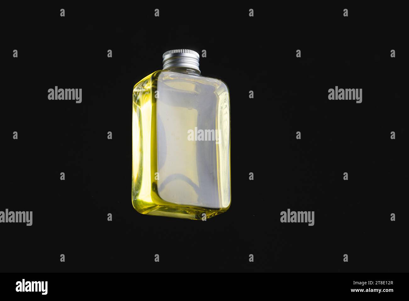 Parfümflasche mit Kopierraum auf schwarzem Hintergrund Stockfoto