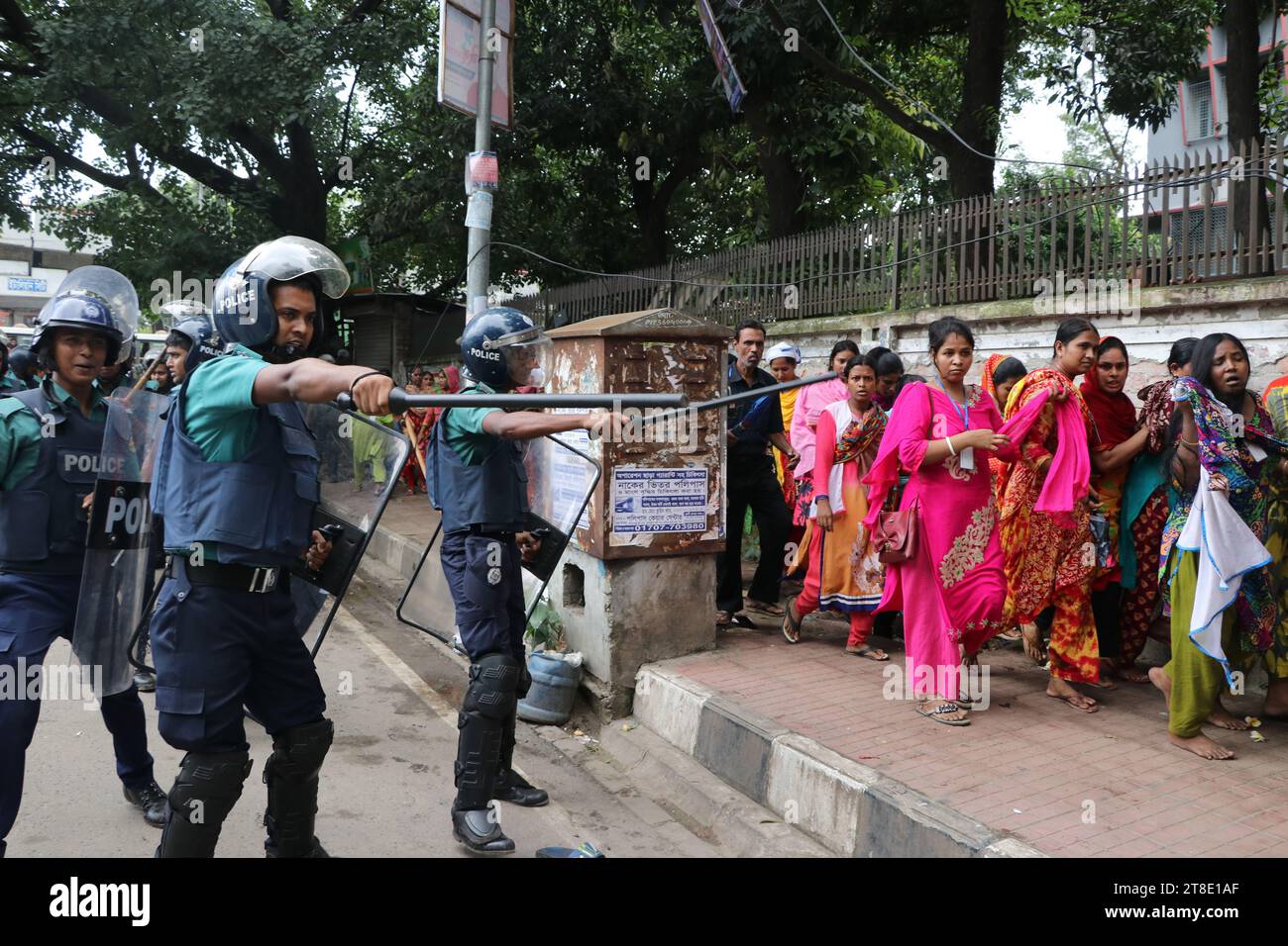 Dhaka Bangladesch 12. September2019: Bekleidungsarbeiter blockierten die Hauptstraße der Hauptstadt Tejgaon und forderten eine Gehaltserhöhung. Irgendwann jagten die Arbeiter jeden Stockfoto