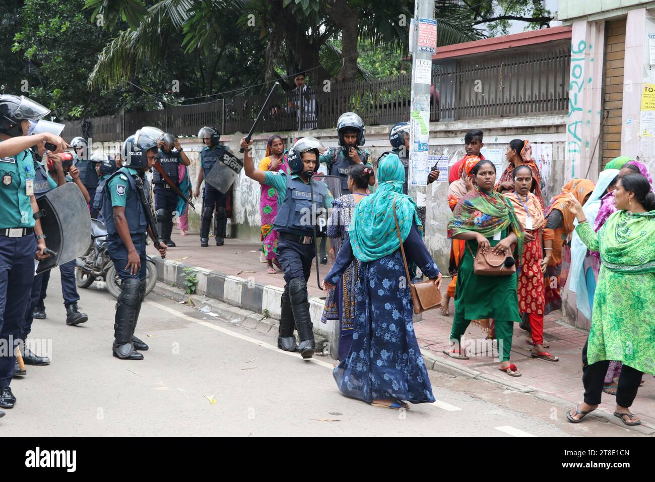 Dhaka Bangladesch 12. September2019: Bekleidungsarbeiter blockierten die Hauptstraße der Hauptstadt Tejgaon und forderten eine Gehaltserhöhung. Irgendwann jagten die Arbeiter jeden Stockfoto